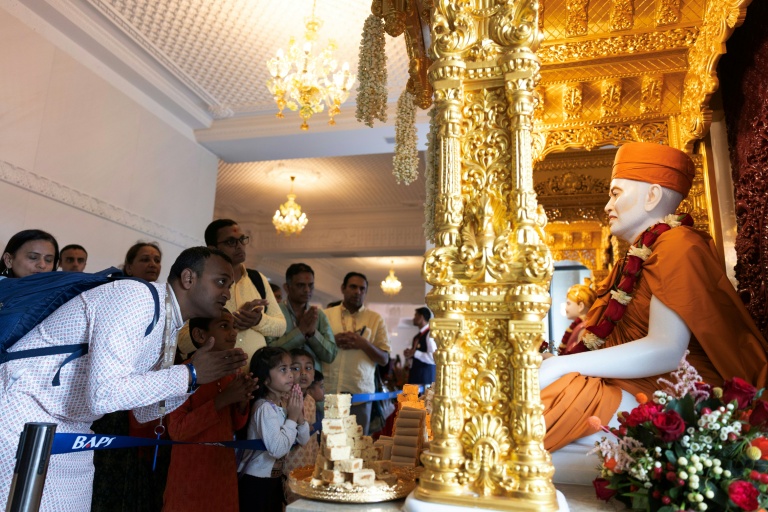 Des fidèles hindous offrent des prières après la cérémonie de consécration du temple hindou BAPS (Bochasanwasi Akshar Purushottam Swaminarayan Sanstha) à Bussy-Saint-Georges, le 6 septembre 2026 en Seine-et-Marne