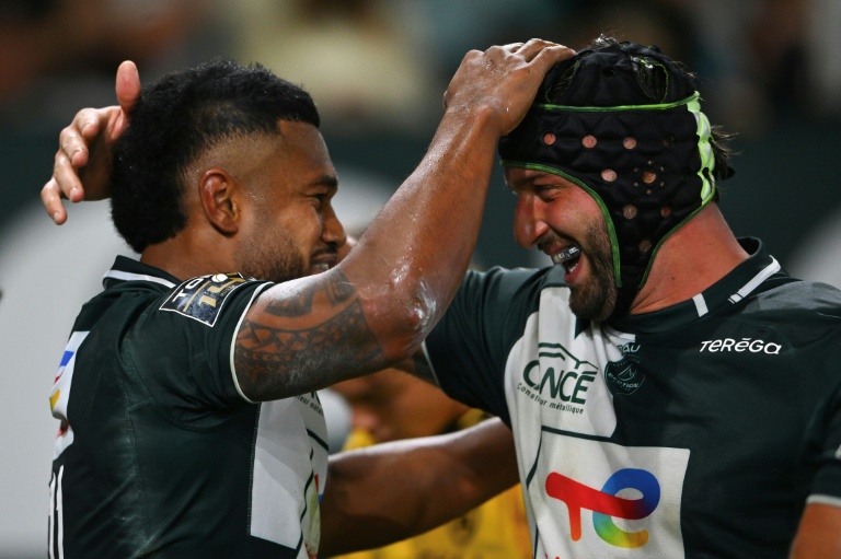 La joie des Palois Beka Gorgadze et Tumua Manu (G) après leur victoire contre le Stade Rochelais en Top 14, le 26 septembre 2026 au Stade du Hameau de Pau