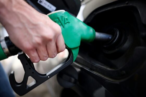 Pompe à essence utilisée pour faire le plein d'une voiture.