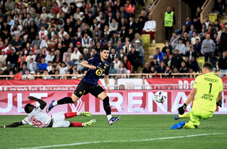 Matias Fernandez-Pardo en action sur le terrain de football.