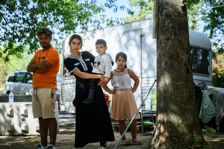 Une famille de la communauté rom pose dans un nouveau bidonville à Nantes, le 31 août 2026