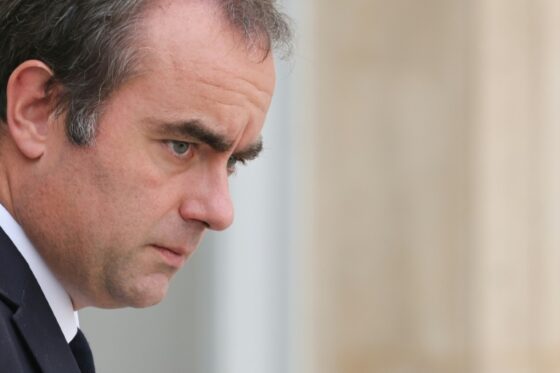 Sébastien Lecornu, ministre français, lors d'une présentation budgétaire.