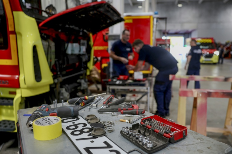 Des mécaniciens réparent un camion de pompiers endommagé par les incendies de forêt de l'été, dans l'atelier de logistique et de maintenance du SDIS 33 à Bordeaux, le 16 septembre 2026 en Gironde