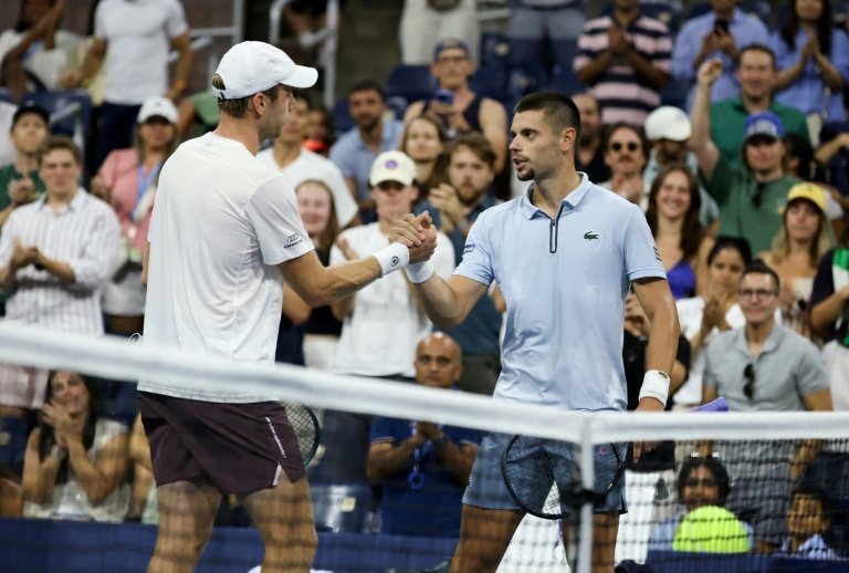 Le Néerlandais Botic van de Zandschulp et le Français Arthur Gea se serrent la main après la victoire de van de Zandschulp lors du match des huitièmes de finale du simple messieurs, disputé le 7 septembre 2026, lors de l'US Open, à New York