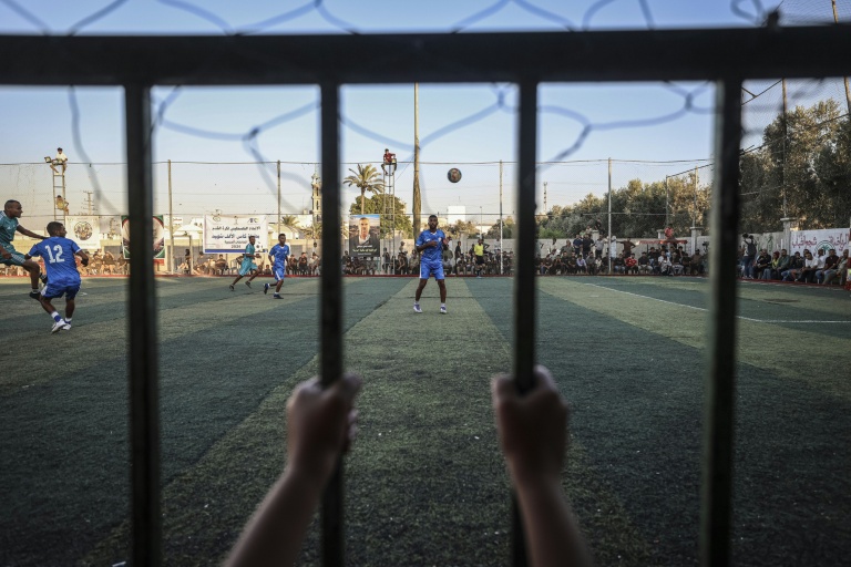 Spectateurs assistant au match de football de reprise après la guerre, le 4 septembre 2026 à Deir al-Balah dans le centre de la bande de Gaza