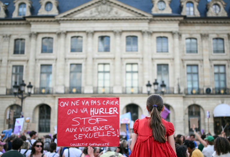 Manifestation pour arrêter les violences sexuelles à Paris