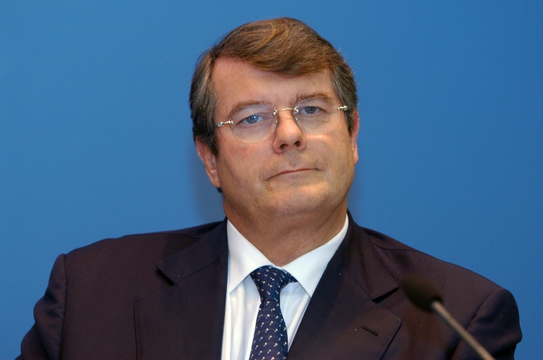 Olivier Bouygues lors d'une conférence de presse, regard sérieux.