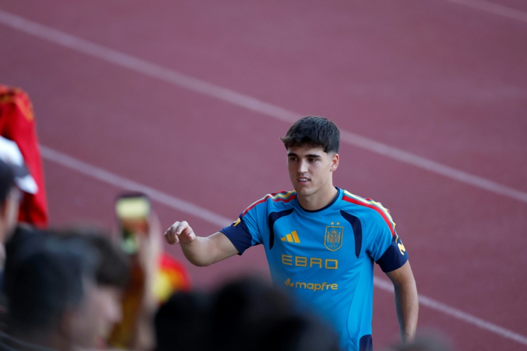 Le défenseur central Pau Cubarsi signe des autographes après un entraînement avec la sélection d'Espaqne le 22 septembre 2026 à Las Rozas près de Madrid