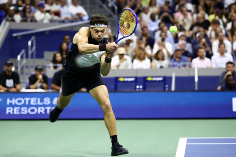 L'Américain Ben Shelton, N.9 mondial, contre son compatriote Frances Tiafoe en demi-finale de l'US Open le 11 septembre 2026 à Flushing Meadows