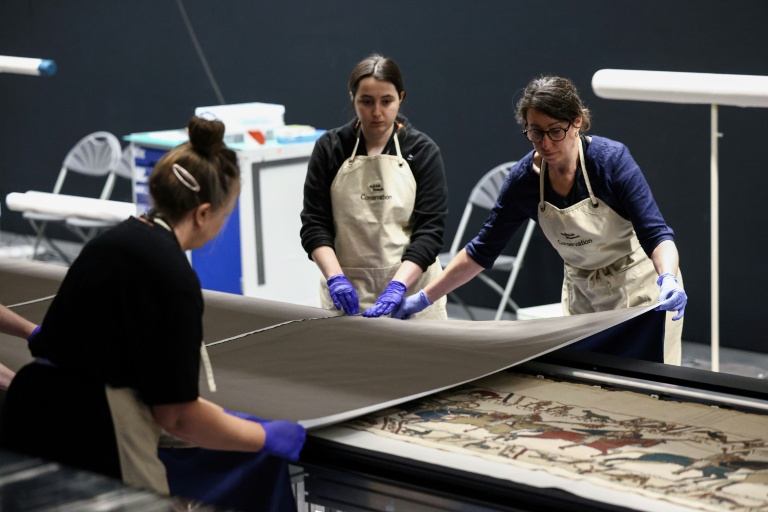 La tapisserie de Bayeux lors de son installation au British Museum à Londres, le 17 juillet 2026