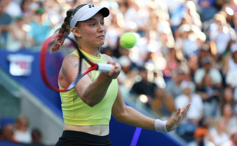 Elena Rybakina en action au US Open, préparant un coup.