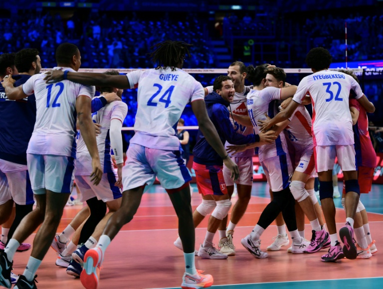 Les joueurs français célèbrent leur victoire sur la Finlande en demi-finale de l'Euro de volley.