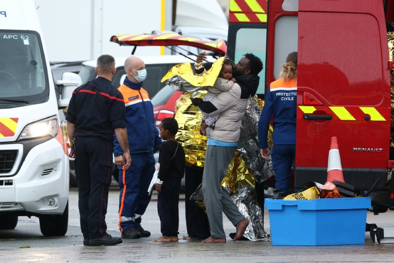Des personnes secourues en mer après le naufrage de leur embarcation pneumatique lors d'une tentative de traverser la Manche vers le Royaume-Uni, le 28 septembre 2026 au port de Calais, dans le Pas-de-Calais