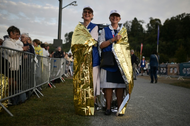 Des fidèles attendent l'arrivée du pape Léon XIV, le 27 septembre 2026 sur la prairie du sanctuaire à Lourdes, dans le sud-ouest de la France