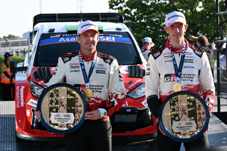 Le Britannique Elfyn Evans et son copilote Scott Martin après leur victoire au rallye du Japon le 31 mai 2026 à Shinshiro dans la préfecture d'Aichi au Japon