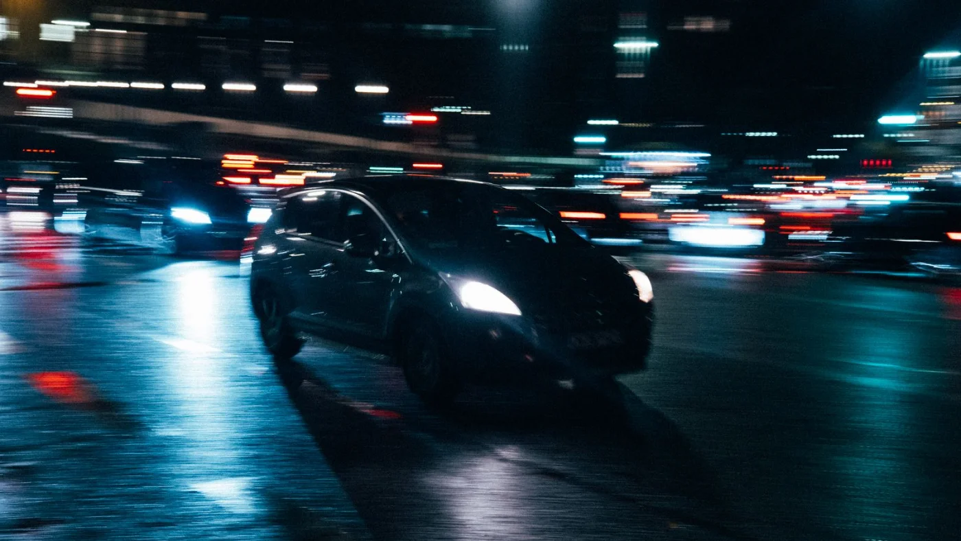 Voitures phares allumés sur une route mouillée de nuit