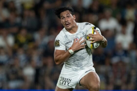 Kalvin Gourgues avec le ballon sur le terrain de rugby