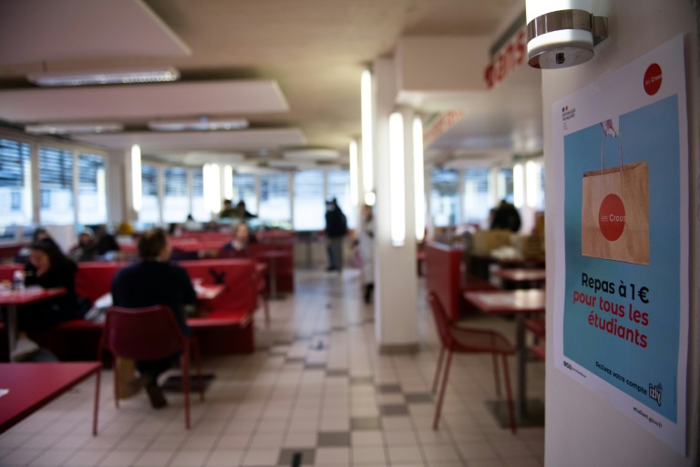 Des étudiants déjeunent dans un restaurant du Crous où des repas à un euro sont servis, le 9 février 2021 à Paris