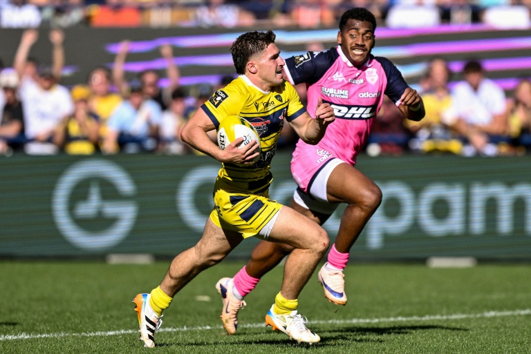 Le demi de mêlée de Clermont Baptiste Jauneau (à gauche) et le centre parisien Alivereti Duguivalu (à droite) lors du match de Top 14 entre les deux équipes au stade Marcel Michelin, le 12 septembre 2026