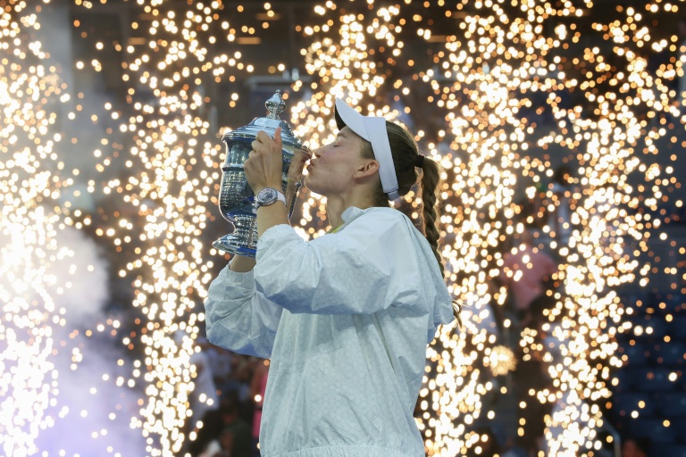 Elena Rybakina embrasse le trophée de l'US Open après avoir battu en finale Aryna Sabalenka, le 12 septembre 2026 à New York
