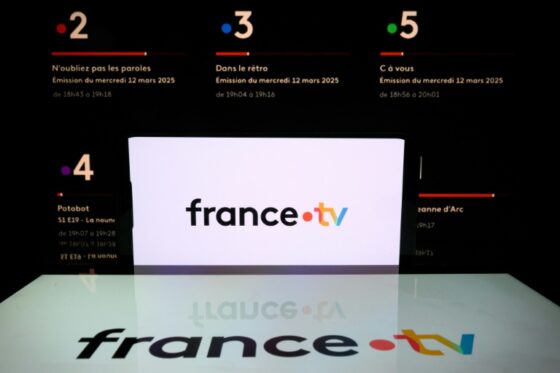 Logo de France Télévisions affiché sur un écran