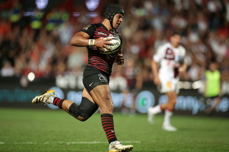 Le joueur argentin du Stade toulousain Santiago Chocobares s'apprête à inscrire un essai lors du match de Top 14 contre l'UBB, le 13 septembre 2026 à Toulouse