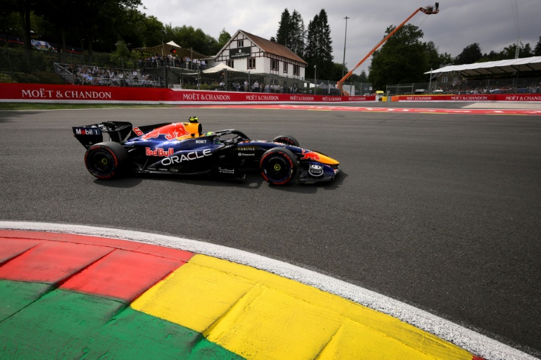 Isaac Hadjar franchit l'épingle de la Source durant les qualifications du Grand Prix de Belgique, le 18 juillet 2026 à Spa-Francorchamps
