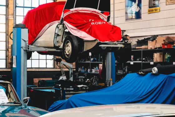 Voitures sur ponts élévateurs dans un atelier d'entretien automobile
