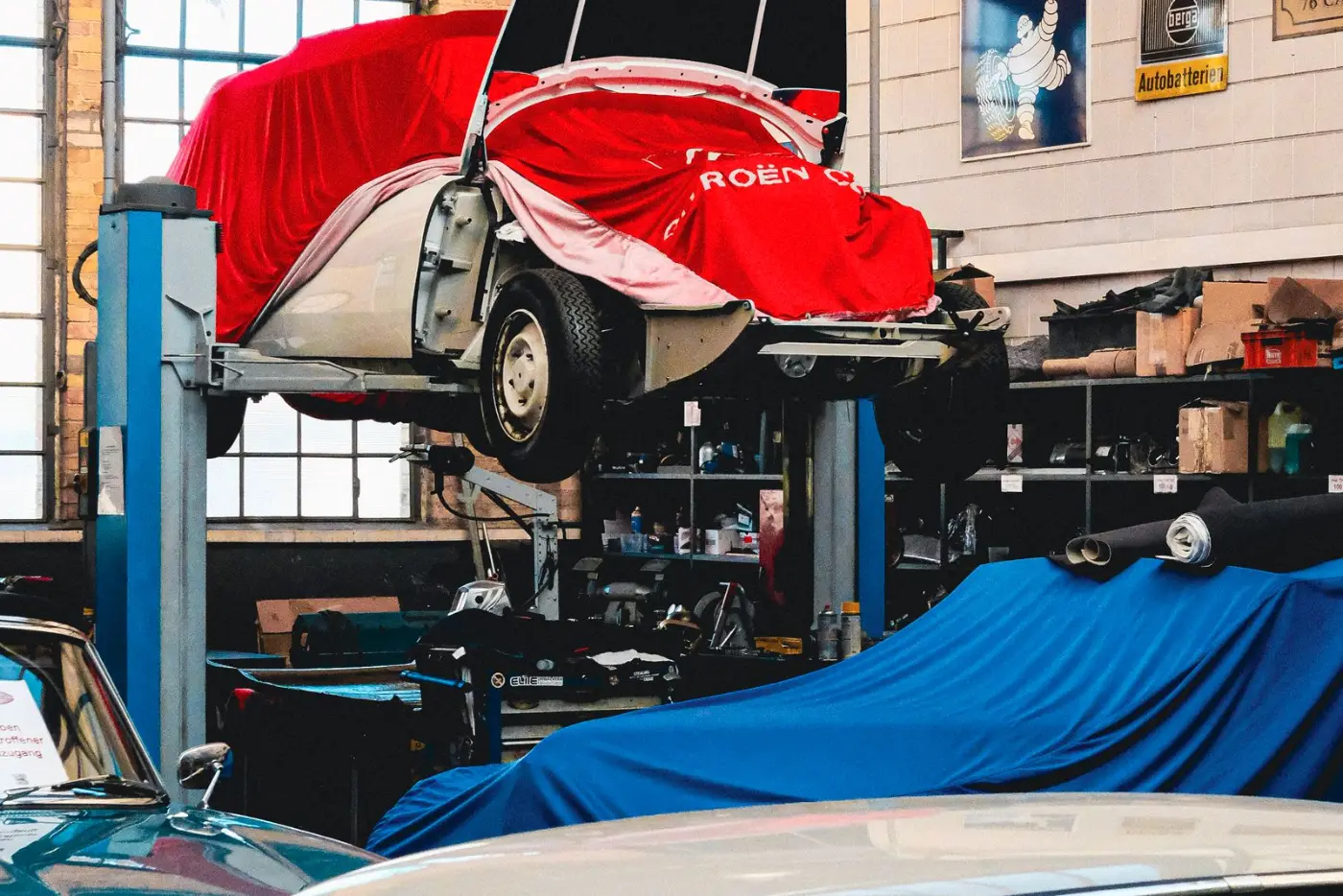 Voitures sur ponts élévateurs dans un atelier d'entretien automobile