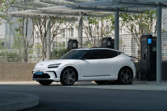 SUV électrique blanc branché à une borne de recharge