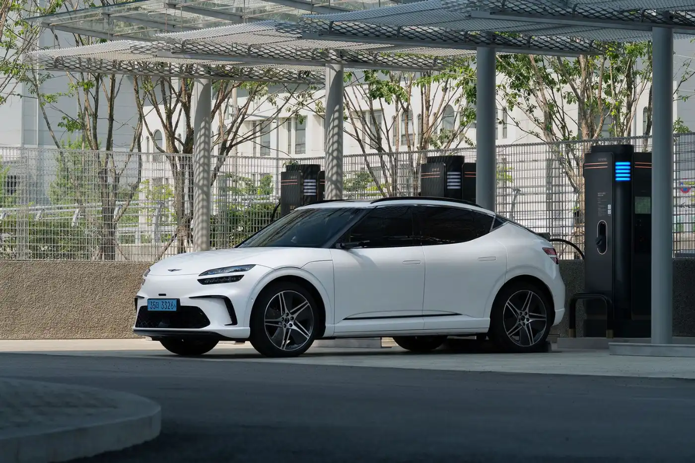 SUV électrique blanc branché à une borne de recharge