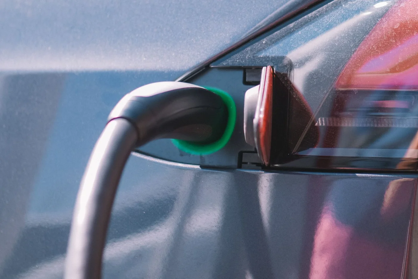 Prise de recharge d'une voiture électrique en cours de charge