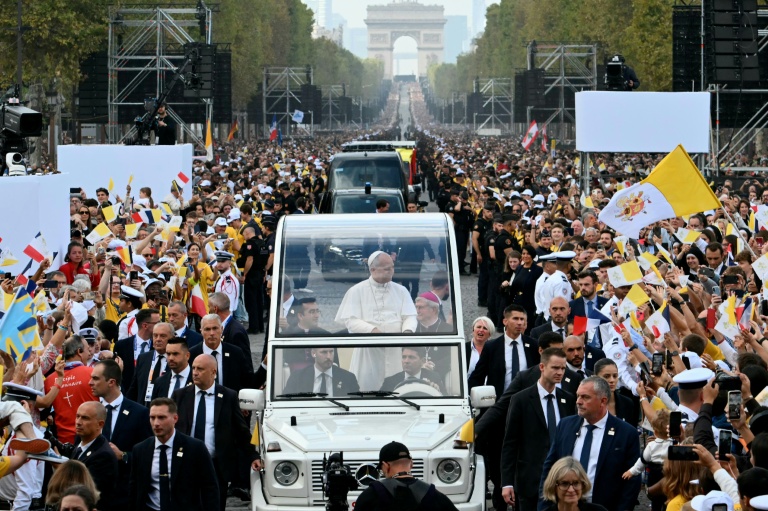 Le pape Léon XIV descend l'avenue des Champs-Elysées sous les acclamations à Paris le 26 septembre 2026