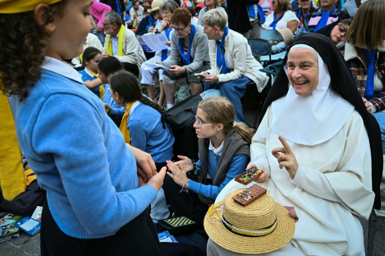 Une religieuse, des scouts et des fidèles à l'extérieur de la cathédrale Saint-Etienne de Metz, attendant le pape Léon XIV le 28 septembre 2026