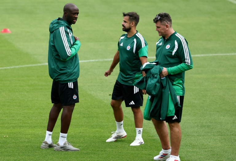 Yaya Touré en discussion avec ses joueurs lors de l'entraînement