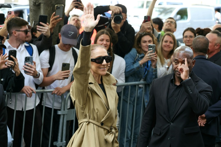 Le chanteur canadien
Céline Dion salue ses fans à son arrivée à l'hôtel Royal Monceau à Paris, le 28 août 2026