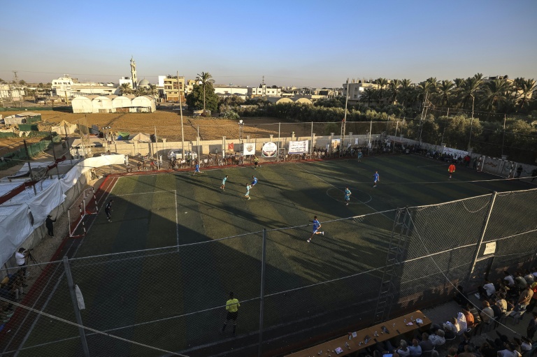 Des spectateurs assistent au match de reprise après la guerre, le 4 septembre 2026 à Deir al-Balah dans le centre de la bande de Gaza