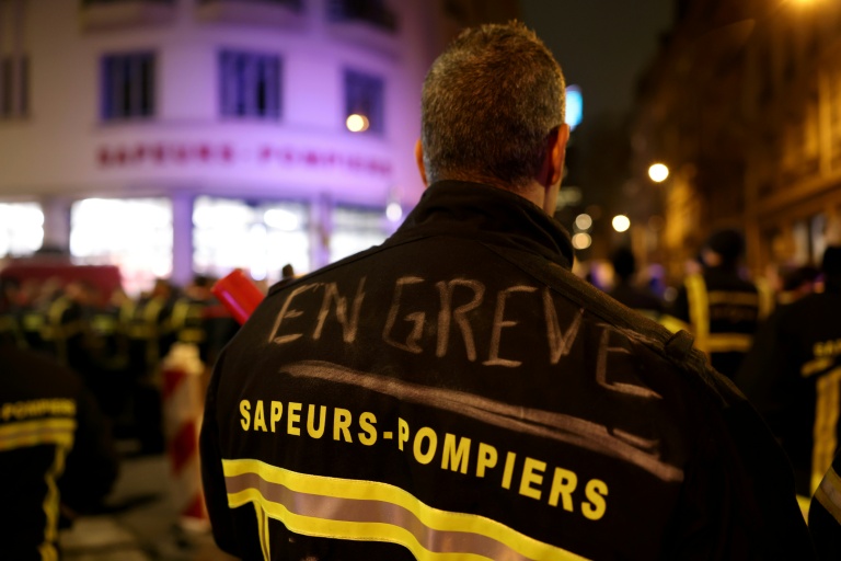 Les pompiers-professionnels, dont plus de la moitié figurent aussi parmi les quelque 200.900 pompiers volontaires, réclament en outre 