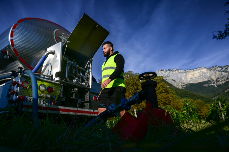 Mehdi, conducteur d'un camion-citerne, approvisionne en eau Sainte-Marie-du-Mont, petit village de Chartreuse, pour lutter contre la sécheresse le 21 septembre 2026