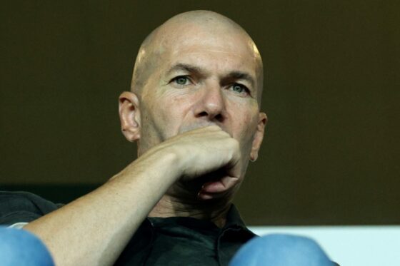 Zinédine Zidane lors d'un événement sportif, concentré sur son rôle de sélectionneur de l'équipe de France.