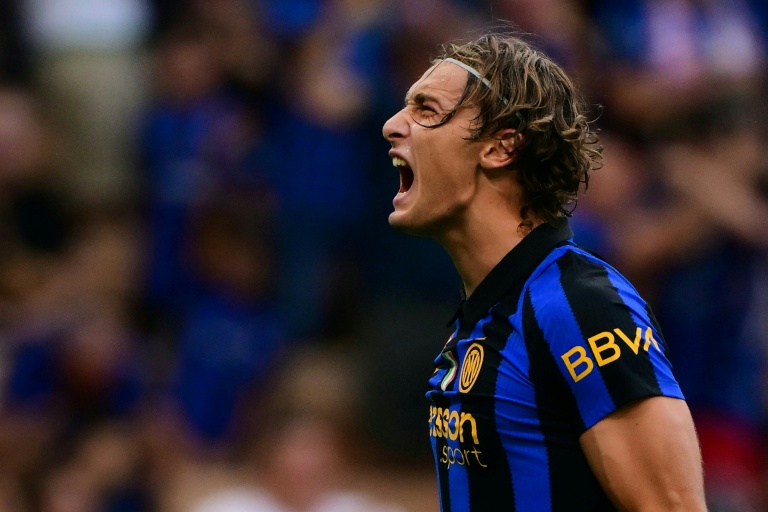 Francesco Pio Esposito célébrant un but avec l'Inter Milan.