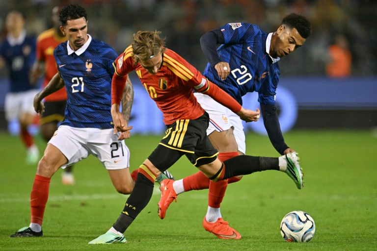 Le Belge Mika Godts (C) entre Lucas Da Cunha (G) et Désiré Doué (D) lors de la victoire des Bleus en Ligue des nations, le 28 septembre 2026 à Bruxelles