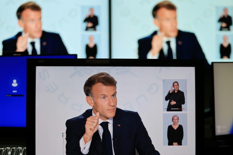 Un écran de contrôle montre le président Emmanuel Macron s'exprimant lors d'une interview accordée à France 2 et TF1 à l'Élysée, le 24 septembre 2026 à Paris