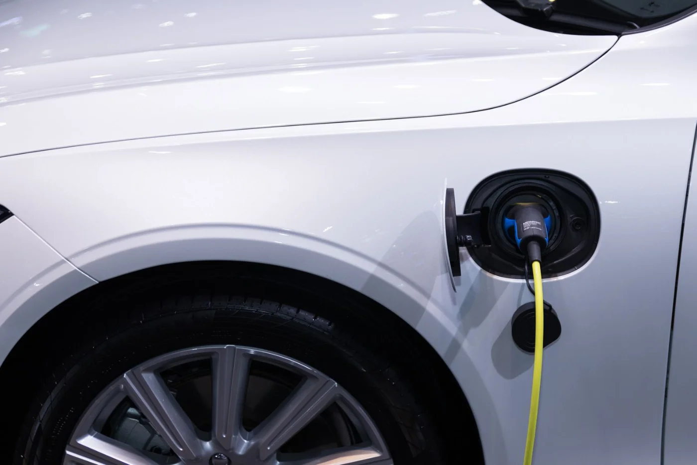Câble de recharge branché sur la prise d'une voiture hybride rechargeable