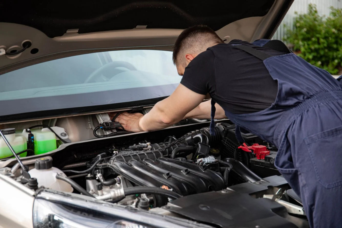 Contrôle du liquide de refroidissement sous le capot d'une voiture
