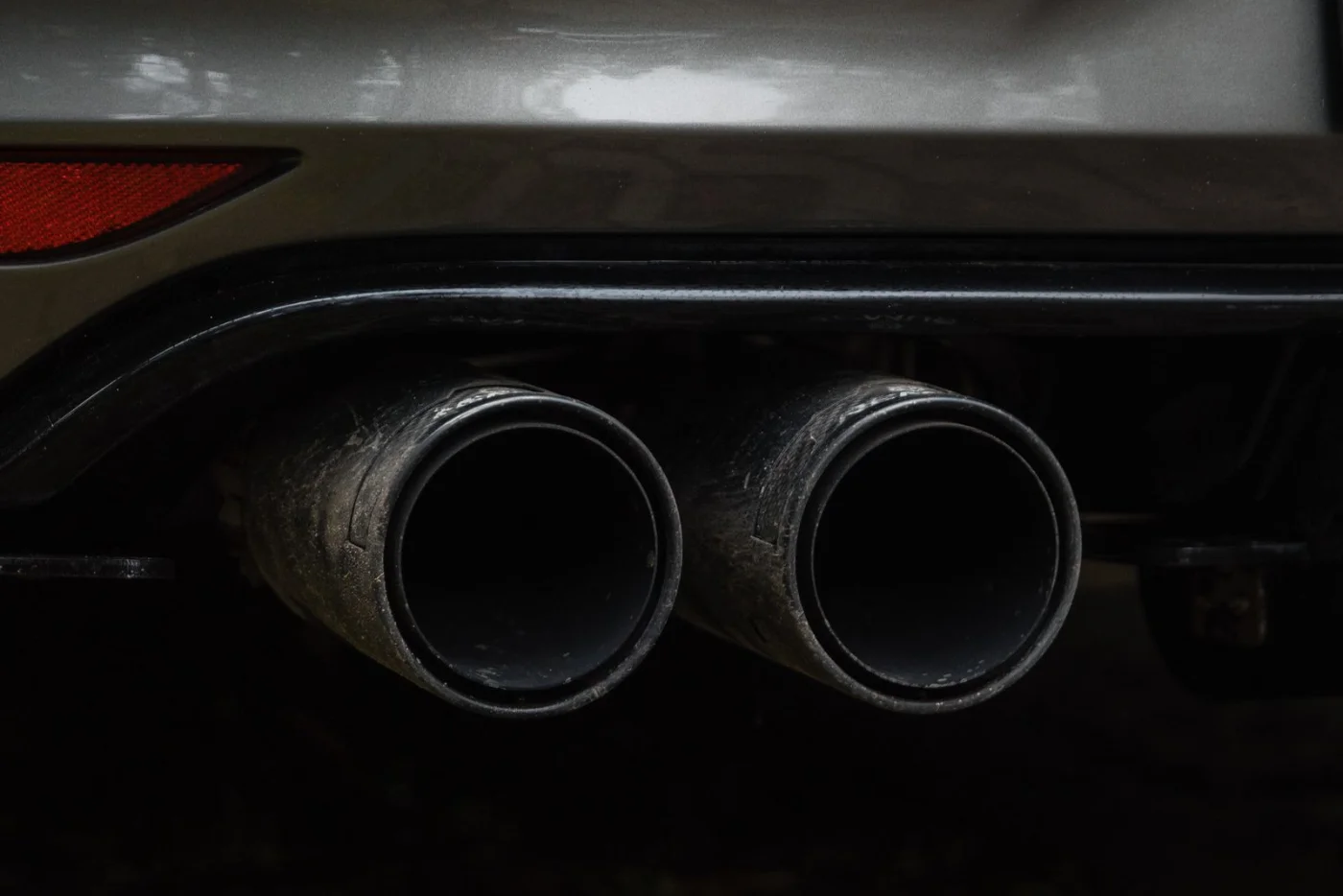 Double sortie d'échappement à l'arrière d'une voiture