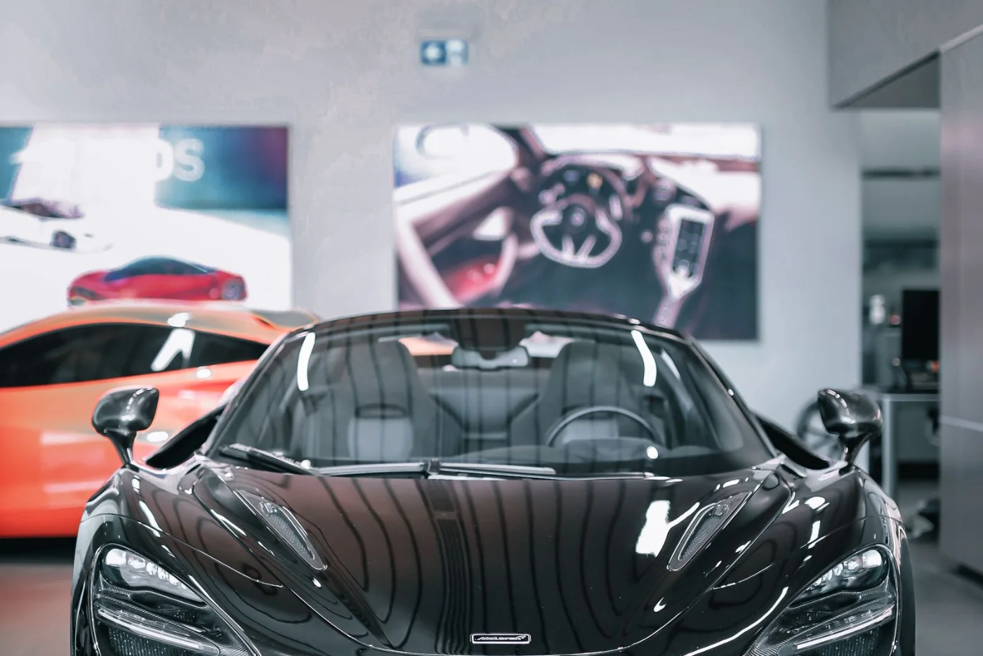 Voitures exposées sur un stand de salon automobile