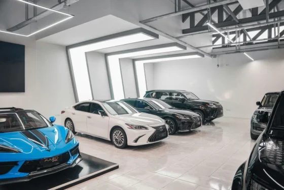 Voitures neuves exposées dans un hall de salon automobile