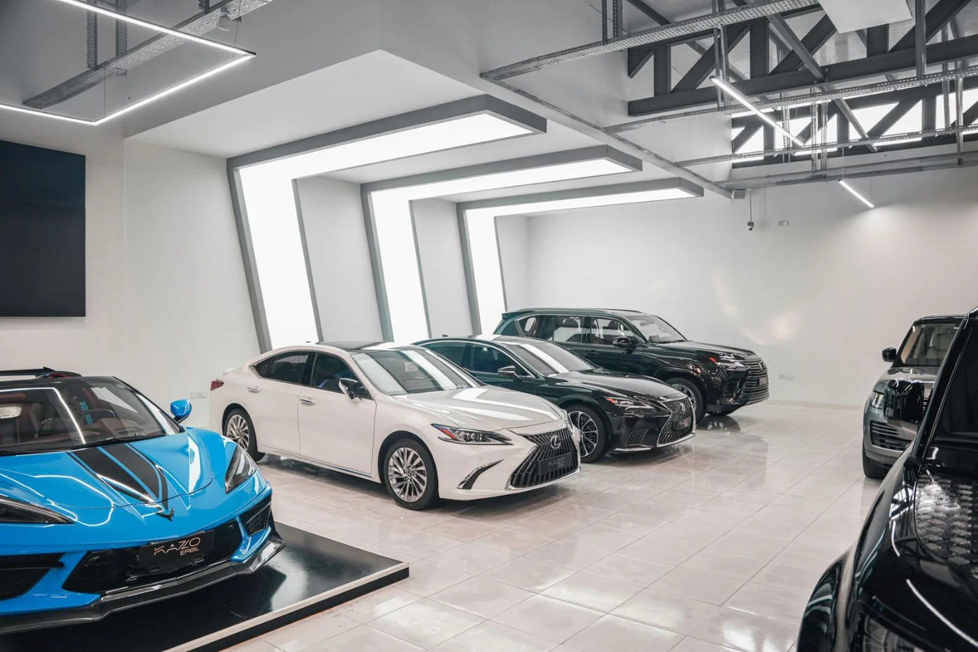 Voitures neuves exposées dans un hall de salon automobile