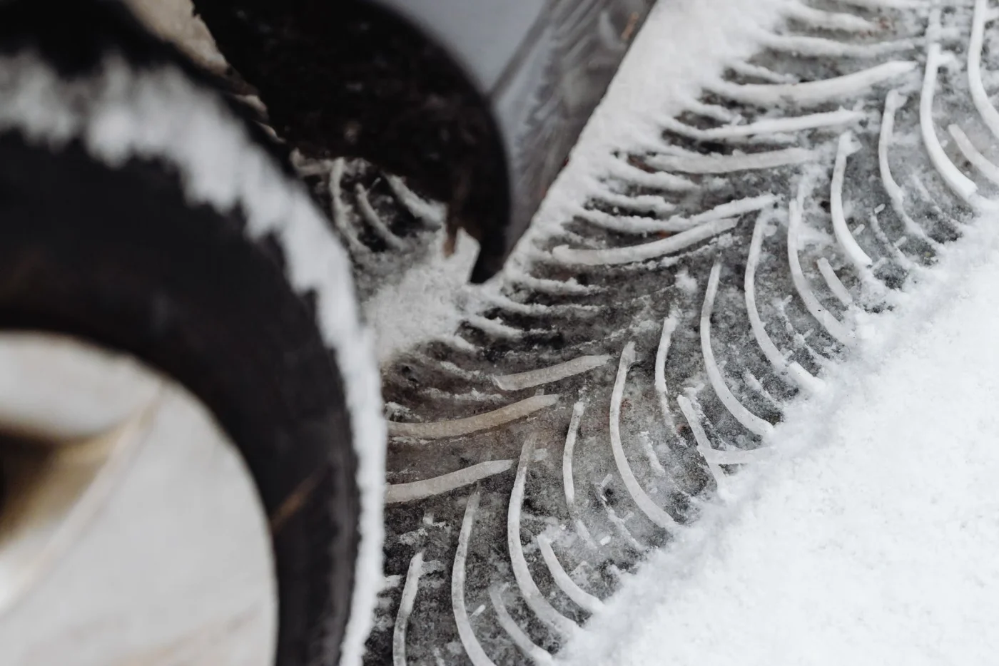 Pneu hiver sur une route enneigée, sculptures visibles